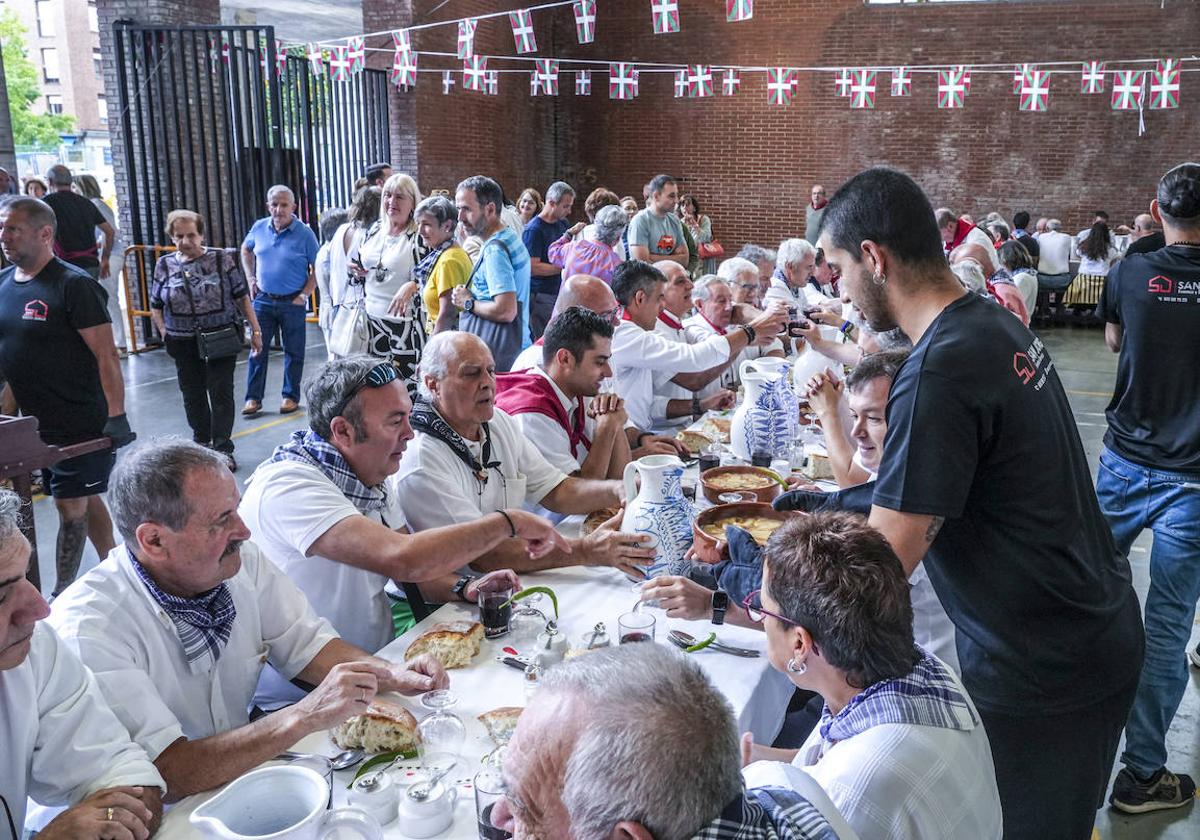 La comida de la Cofradía se ha celebrado en el patio del instituto por las obras en el pórtico de la iglesia.