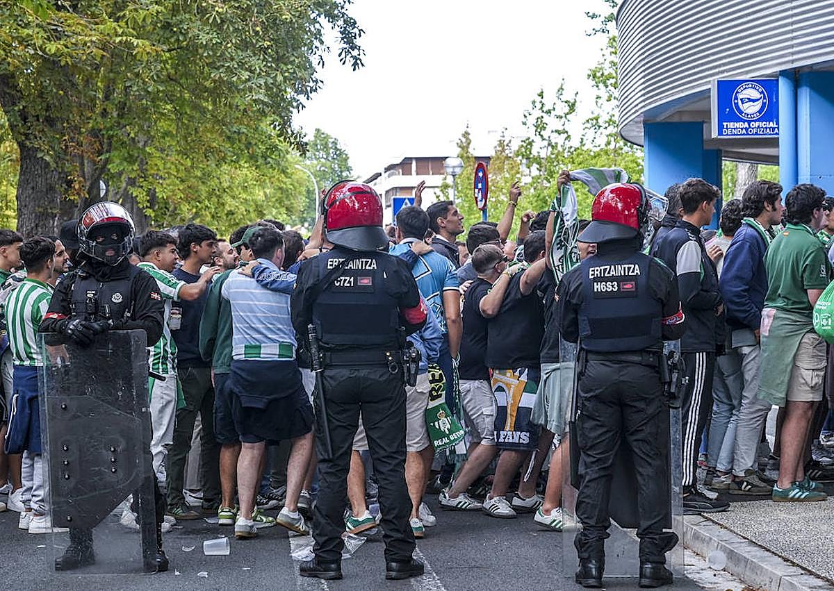 Imagen secundaria 1 - Familiares de Fermín Rodríguez, trabajador del club fallecido hace unas semanas. Aficionados del Betis entran escoltados. Jimena Vicario y Raquel Gil, jugadoras de las Gloriosas y campeonas de Europa sub-19. 