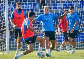 Stoichkov y Manu Sánchez pugnan por un balón en el entrenamiento a puertas abiertas celebrado el pasado jueves en Mendizorroza.