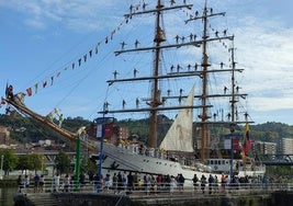 El Guayas abandona el muelle de Itsasmuseum que acogió una gran fiesta ecuatoriana para homenajear a Bilbao