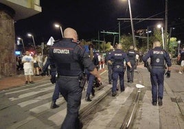 Agentes de la Ertzaintza patrullan por el recinto festivo.