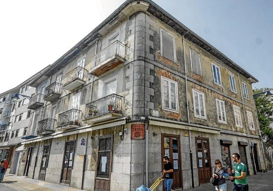 El emblemático bar, cuyo deterioro se aprecia a simple vista, se encuentra en el centro del municipio.