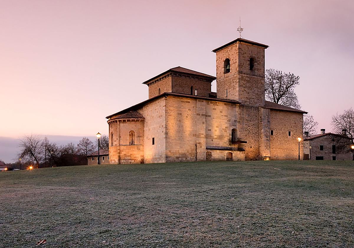 Para ir a la Basílica de Armentia, a escasos 3 kilómetros de Vitoria, no hay apenas señalización en la carretera.
