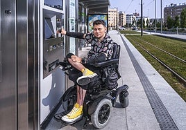 El portavoz de la asociación alavesa Eginaren Eginez, Igor Nabarro, posa en una parada de tranvía en el barrio de Salburua.