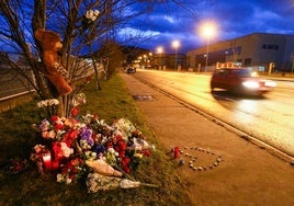 Homenaje que brindaron familiares y amigos a Cristian e Izaro en el lugar del accidente.