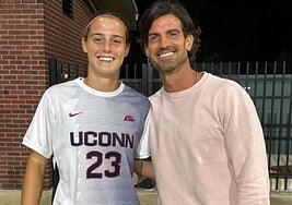 Naia Ocio, con su padre, en su debut con su nuevo equipo estadounidense.