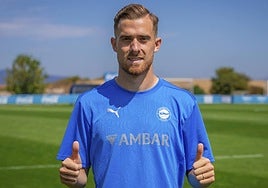 Toni Martínez, en Ibaia con la camiseta del Alavés.
