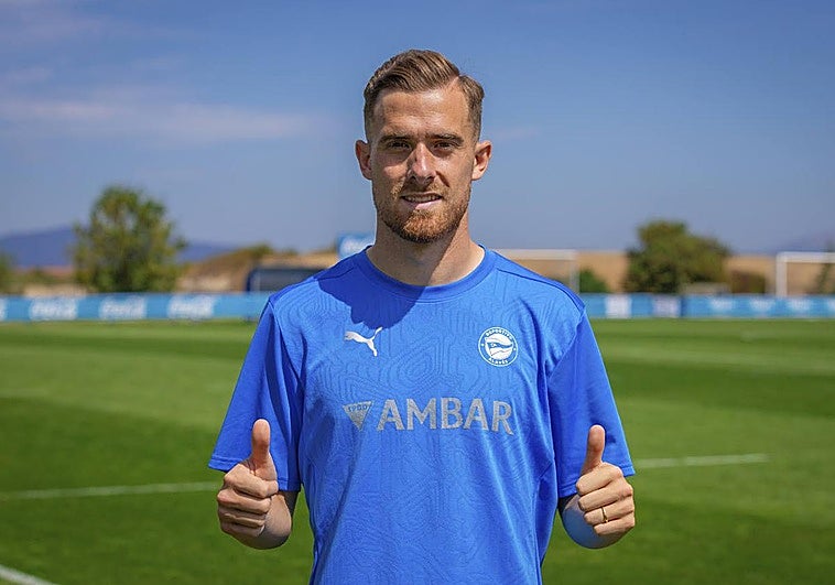 Toni Martínez, en Ibaia con la camiseta del Alavés.