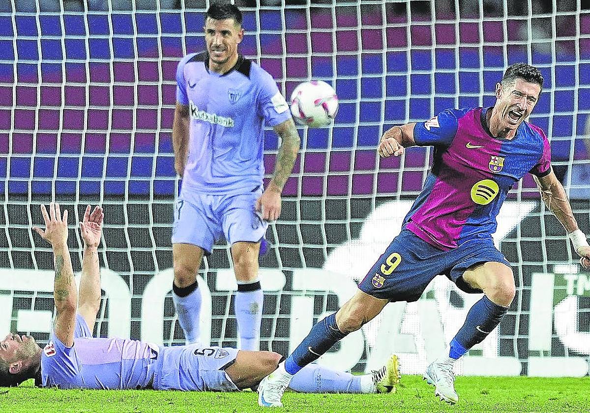 Lewandowski celebra su gol, el segundo del Barcelona, con Yeray lamentándose en el suelo y Yuri frustrado por la jugada.