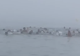 Las impactantes imágenes de la llegada masiva de inmigrantes a nado a Ceuta