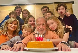 Caritina y el resto de su familia, rodeando al patriarca, Carlos Goyanes.