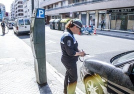 Los vigilantes de la OTA han multado a 13.196 conductores en lo que va de año. La mayoría de las sanciones se concentran en Coronación, El Ensanche y Judimendi.