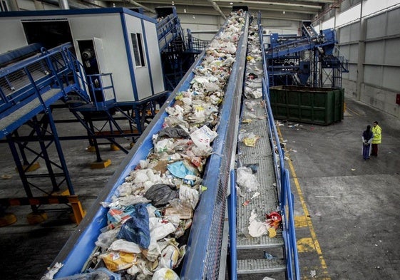 Una cinta con residuos, en la planta TMB de Júndiz