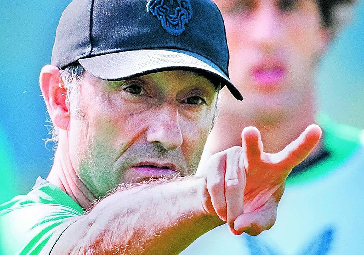 Ernesto Valverde da órdenes durante el entrenamiento de ayer en Lezama.