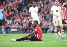 Iñaki Williams lamenta ante Guillamón una acción durante el Athletic-Valencia del curso pasado.