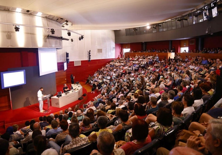 El auditorio, atento al relato de Mikel Ayestaran.