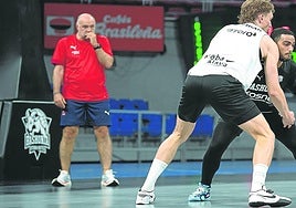 Howard busca superar en el uno contra uno a Raieste bajo la atenta mirada de Pablo Laso.