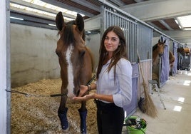 Sira Martínez, con su caballo 'Texas', ayer, en las cuadras de Las Mestas.