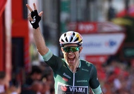 Van Aert celebra su victoria en la Vuelta.