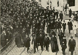 Parte de la procesión fúnebre de Pablo de Alzola en 1912.