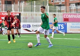 Adri Gómez conduce un balón en la semifinal de la Copa Federación ante el Arenas.