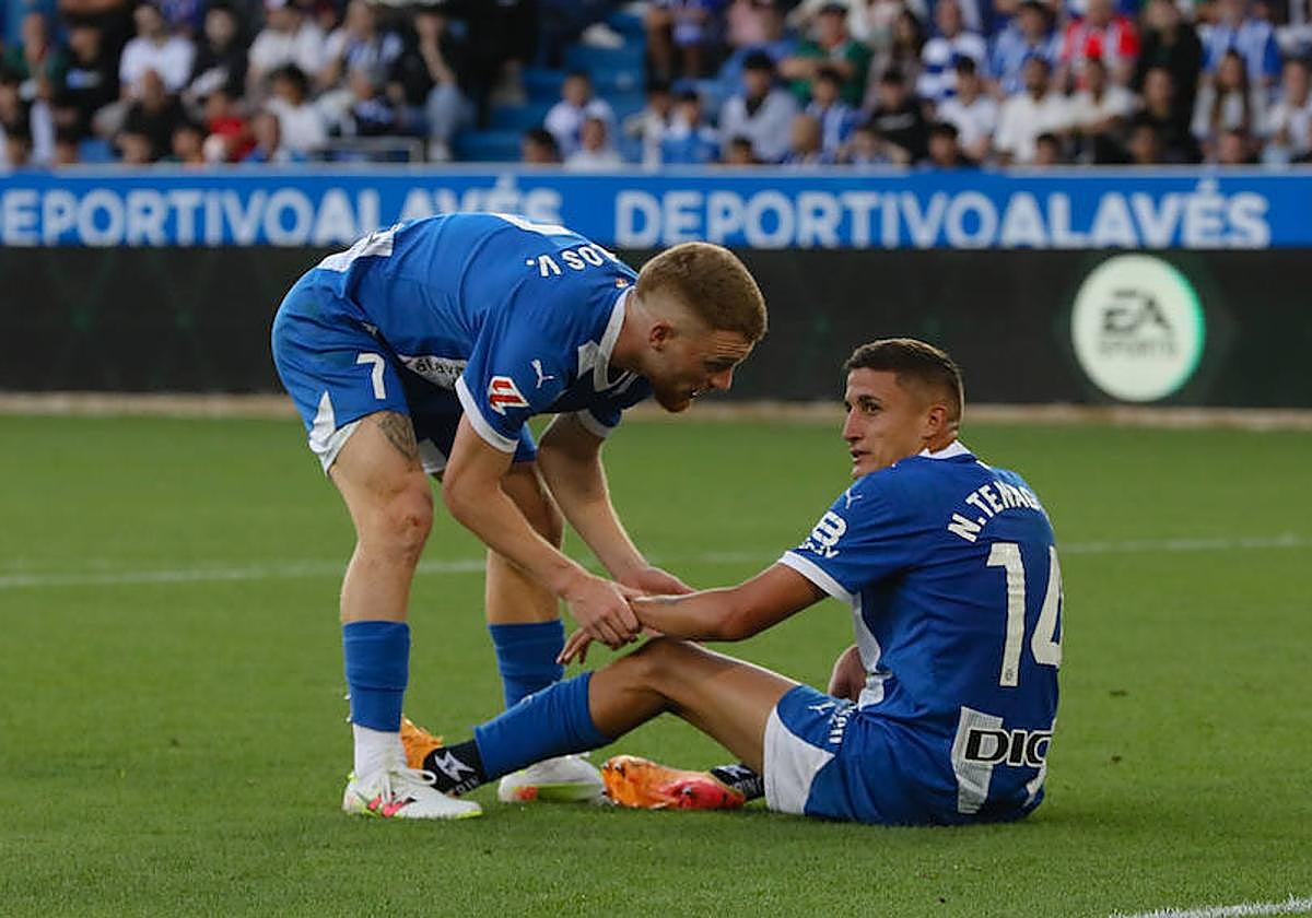 Carlos Vicente trata de ayudar a un sobrecargado Nahuel Tenaglia.