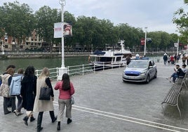 Un coche de la Policía Local patrullando en Abandoibarra.