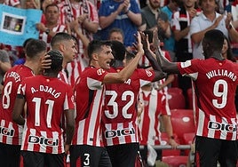 Los jugadores celebran el gol de la victoria de Beñat Prados.