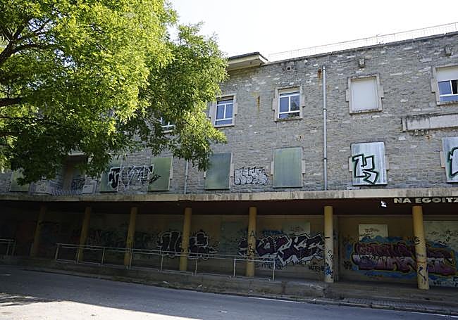 Exterior de la Clínica Arana, cuya fachyada está cubierta de grafitis.
