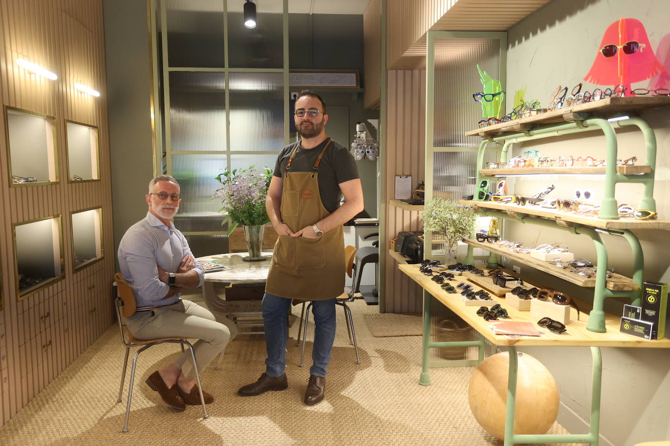 Boutique parece, óptica es: el matrimonio que ha abierto una tienda de gafas de diseño en Bilbao