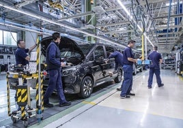 Trabajadores de Mercedes, en la cadena de producción