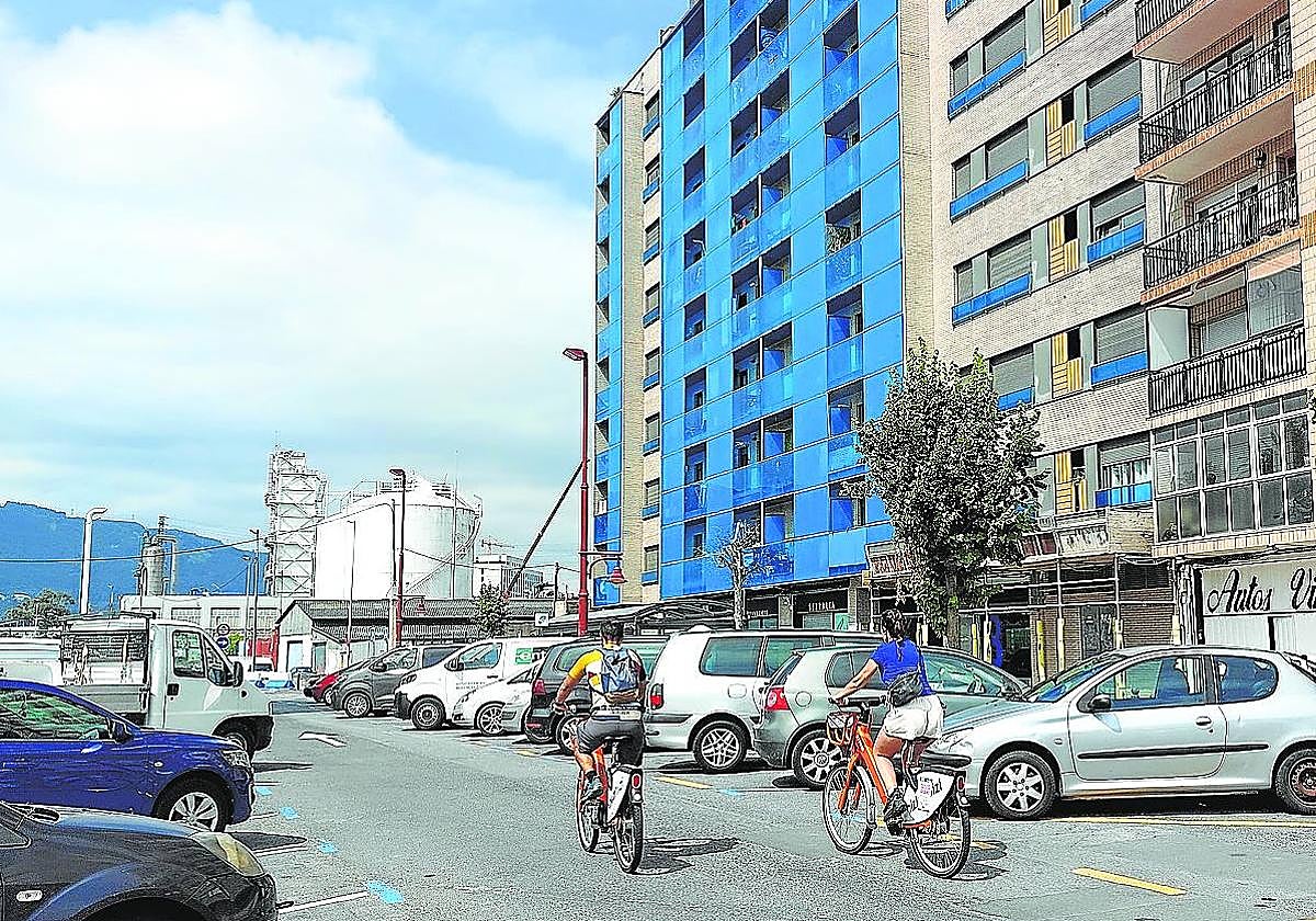 La fábrica, al fondo, tiene cerca varios edificios, y en su parte trasera se están construyendo más.