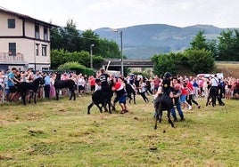 Imagen de una de las dos carreras co burros celebrada en Zalla.