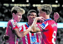 Llorente, Reinildo y Barrios celebran la victoria contra el Girona.