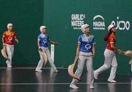 Las cuatro protagonistas, durante un momento del partido.