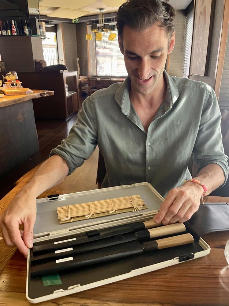 Lomana con la caja de cuchillos japoneses de la Sushi Academy firmada por sus compañeros.