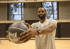 Marvin Jones sostiene un balón en el polideportivo de Artxanda.