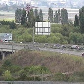 Finalizan las retenciones en la A-1, a su paso por Vitoria, por la salida de calzada de un vehículo