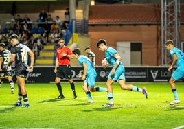 Alejandro Rego recoge el balón después de que el Bilbao Athletic marcase el 3-2.