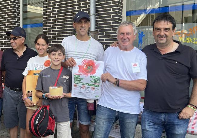 A la izquierda, José María Villegas,ganador del concurso, junto a sus nietos y su hijo, acompañados de Normerto Bilbao y Eduardo Briones.