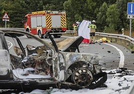 El choque dejó la carretera llena de piezas de los vehículos accidentados.