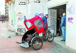 Las bicicletas recogerán las mercancías en un local de San Martín que hasta ahora servía de almacén.