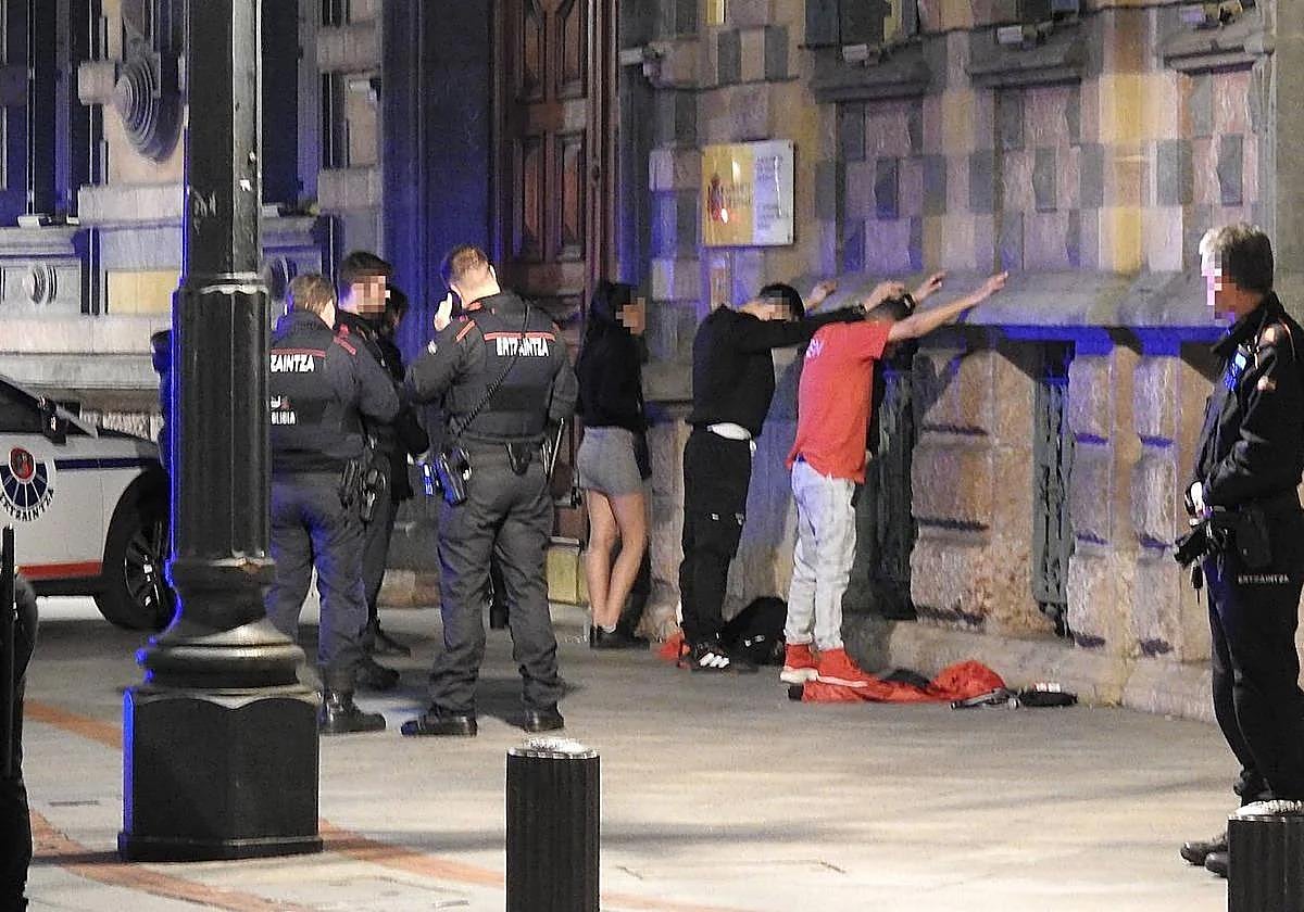 Redada de la ertzaintza en la Plaza Moyua en busca de armas blancas en la Plaza Moyua.