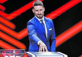 Aritz Aduriz, embajador de la final en Bilbao, fue una de las manos inocentes que participó en el sorteo celebrado ayer en Mónaco.