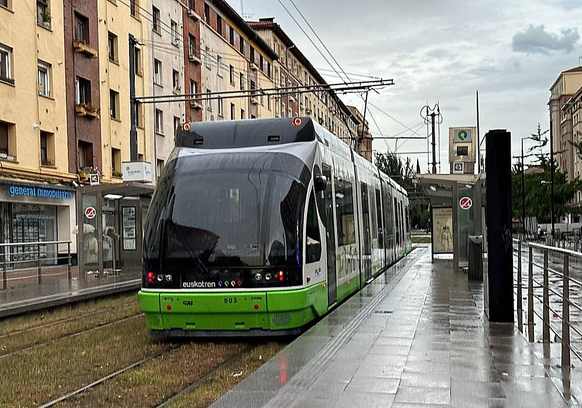 La unidad averiada, en la parada de Sancho el Sabio.