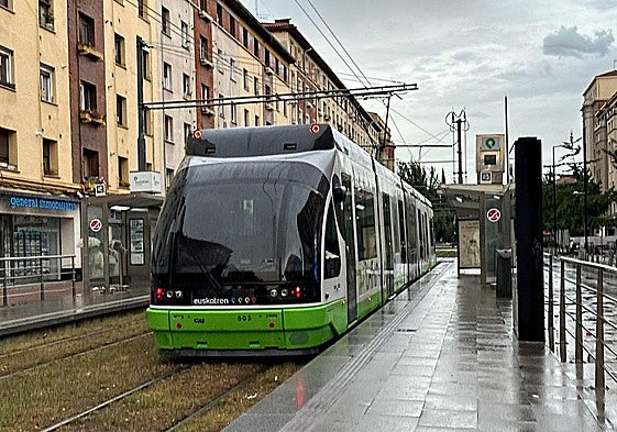 La unidad averiada, en la parada de Sancho el Sabio.