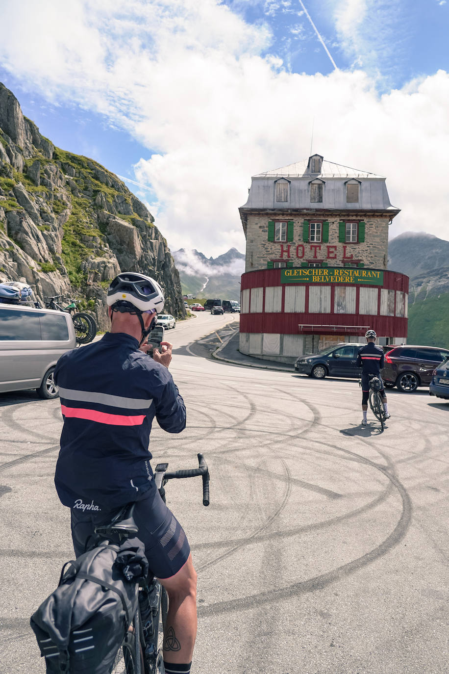 La carrera, a su paso por el mítico hotel Belvedere de los Alpes.