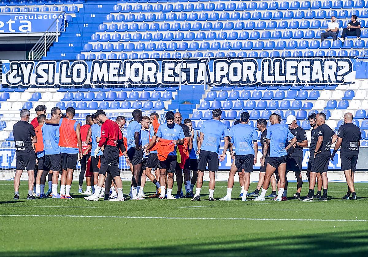 Luis García reparte los petos entre sus jugadores.