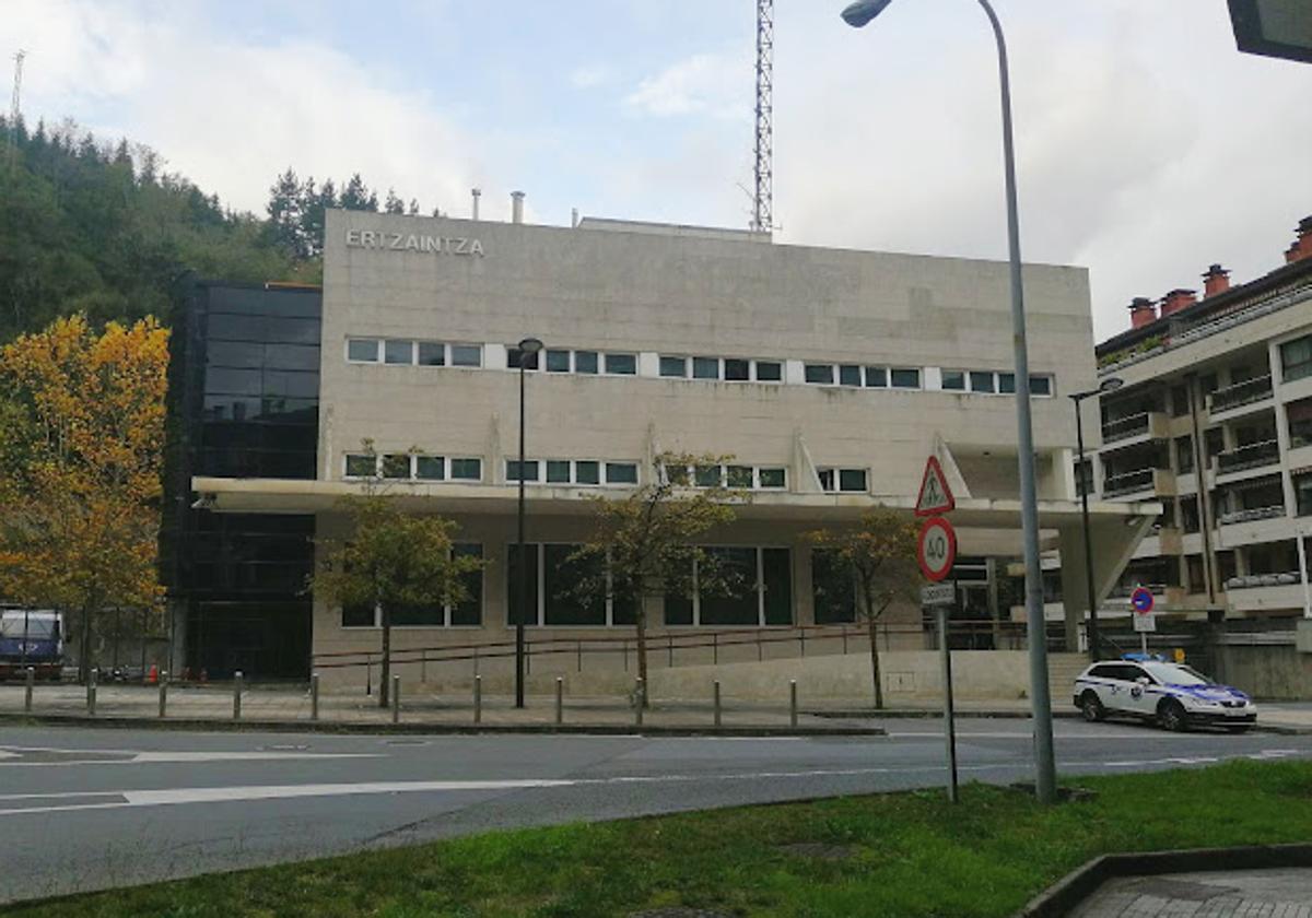 Exterior de la comisaría de la Ertzaintza en Bergara.