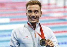 Iñigo Llopis celebra el oro paralímpico en la piscina de París.